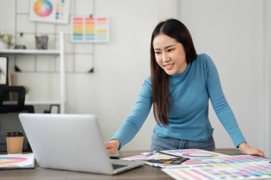 Yaratıcı bir tasarımcı renkli tasarım örnekleri ve dijital varlıklarla etkileşim kurarak projesini renk keşfi yoluyla geliştirir..