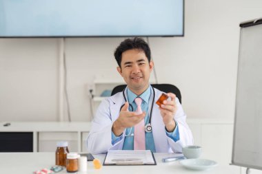 Beyaz önlüklü dost canlısı bir doktor sanal bir konsültasyon yaparken kullandığı ilaçları açıklıyor. Görüntü, teletıp 'ın özünü yakalıyor, hasta ilişkilerini ve bakımını geliştiriyor..