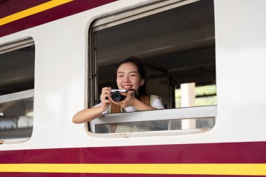 Kameralı bir gezgin, tren penceresinden manzarayı yakalar yolculuğunun tadını çıkarır ve ilerideki maceraları dört gözle bekler..