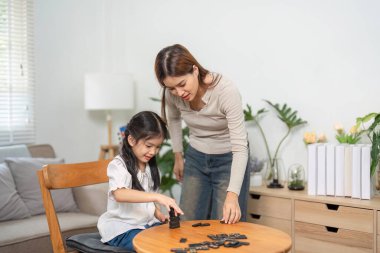 Huzurlu bir evde, bir anne ve kızı oyun oynamaktan zevk alır, bağlarını güçlendirir ve birlikte kritik düşünme becerilerini geliştirirler..