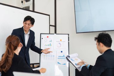 Sunucu proje yönetimi istatistiklerini sergilerken, takım üyeleri görüşleri tartışıyor ve geri bildirim sağlıyor. Bu işbirliği çabası, verilerin karar verme sürecindeki önemini vurgular..