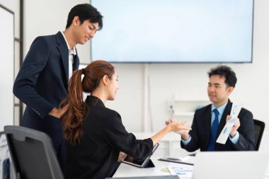 Stratejik bir toplantıya aktif olarak katılan çeşitli profesyoneller, proje sonuçlarını artırmak için veri tablolarından yararlanıyor.