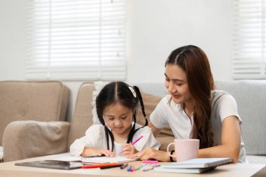 Bir anne ve kız, okul yılına hazırlanırken yaratıcılık ve beceri gelişimini teşvik eden verimli bir çalışma oturumuna katılıyorlar..