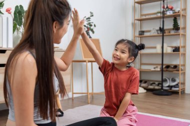 İkili, keyifli bir anda gülümseme ve cesaretlendirme ile birlikte spor yolculuklarını kutluyor ve bağlarını güçlendiriyor..