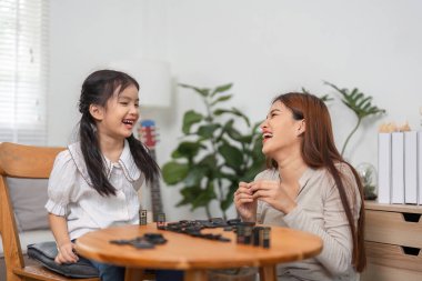 Bir anne ve kızı arasında geçen neşeli bir an domino oynamaya başlar. Gülüşmeler ve kahkahalar güçlü bağlarını ve mutlu aile anlarını vurgular..