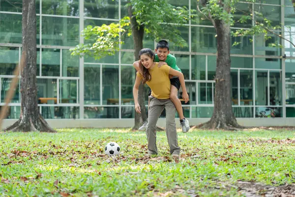 Bir anne oğluna parkta eğlenceli bir gezinti yaptırır. Birlikte güneşli bir günün tadını çıkarırlarken neşeli anılar yaratır..