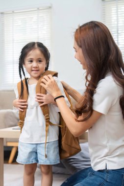 Küçük kız okuldaki ilk gününe hazırlanırken annesi ona sevgiyle bir sırt çantası hazırlıyor ve yeni macera başlamadan önce güzel anılar yaratıyor..