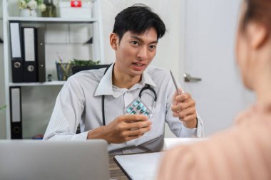 Sağlık hizmeti sağlayıcısı, hastanın tedavisini anlamasını sağlamak için ilaç paketini kullanarak ilaç detaylarını açıklar..