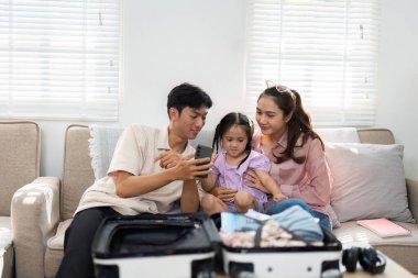 Bir aile bir bavul hazırlamak için işbirliği yapar, kızlarına bir sonraki maceraları için organizasyonu ve heyecanı öğretir..