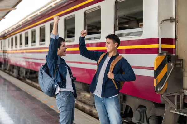 İstasyondaki hevesli gezginler birlikte yeni bir maceraya hazır olduklarını ifade ederler. Coşkuları seyahat ve dostluğun ruhunu yansıtıyor..