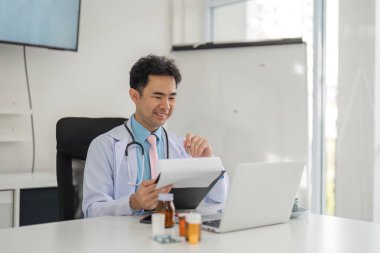 Konforlu bir ortamda, doktor hasta bilgilerini incelerken online bir danışma yoluyla derin bir bağlantı kuruyor ve hasta katılımını arttırıyor..