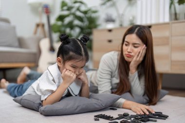 Bir anne, bir oyunla boğuşurken kızını rahatlatır. Aile içi ilişkilerde öğrenme ve sabrın zorluklarını anlatır..