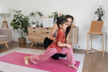 Bir anne kızına egzersizler sırasında rehberlik eder, sağlıklı bir yaşam tarzını teşvik eder ve güçlü, destekleyici bir ilişki kurar..