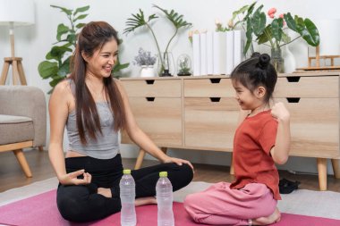 Bir antremanın ortasında, bir anne kızıyla bir anlık bir farkındalık içinde iletişim kurar, hem güç hem de duygusal bağlantıyı vurgular..