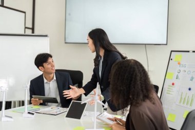 Çeşitli profesyonellerin ESG stratejileri ve sürdürülebilirliği tartıştıkları, anlayış ve yaratıcılığı geliştirmek için modeller ve görsel araçların birleştirildiği ortak bir toplantı.