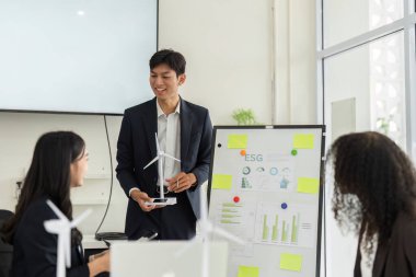 İşbirlikçi bir ortamda, ekip üyeleri ESG verilerini inceleyerek, örgüt içinde sürdürülebilir büyümeyi destekleme içgörüleri ve stratejilerini tartıştılar.