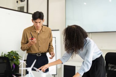 Yenilenebilir enerji sorunlarıyla başa çıkmak için işbirlikçi bir ortamda çalışan profesyoneller, sürdürülebilirlik çabalarında takım çalışmasının önemini vurguladılar.