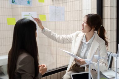 İki kadın işleri için sürdürülebilir çözümler üretiyor, modern araçlardan faydalanıyor ve çevre dostu bir ortamda hedeflerine ulaşmak için işbirlikçi bir yaklaşım sergiliyorlar..