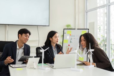 İşbirlikçi bir ortamda, profesyoneller ESG performansı ve kurumsal sorumluluğu geliştirme amaçlı sürdürülebilir uygulamalar hakkında ayrıntılı bir tartışmaya girişirler..