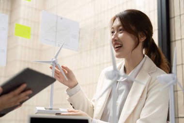 Profesyonellerin yenilikçi rüzgar enerjisi çözümlerini tartışıp ESG çerçevesindeki sürdürülebilir uygulamalara olan bağlılıklarını gösterdikleri canlı bir değişim..