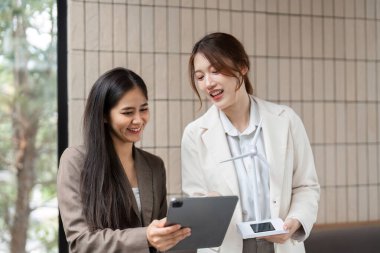 İki kadın yenilenebilir enerji çözümleri hakkında bir tartışmaya girişerek, daha sürdürülebilir stratejiler için teknolojiden yararlanıyor.