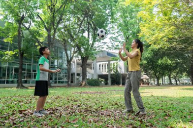 Parkta, bir erkek bir kadınla kaliteli zaman geçirirken futbol becerilerini geliştirmeyi öğrenir..
