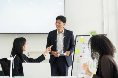 Ekip, sürdürülebilir uygulamalarda potansiyel etkileri ve yenilikleri üzerinde odaklanarak ESG stratejilerini aktif olarak tartışmaktadır..