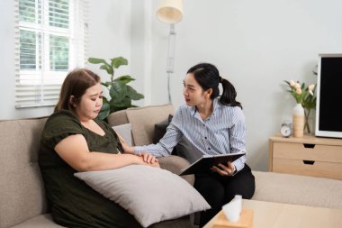 Huzurlu bir terapi ortamında, bir psikiyatrist bir müşteriyle temas kurar, onun duygusal keşiflerini empati ve anlayışla kolaylaştırır..