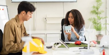 Dinamik bir ortamda, ekip üyeleri sürdürülebilir mimariyi keşfeder, modelleri hayata geçirir ve yenilik ve takım çalışmasını teşvik ederler..