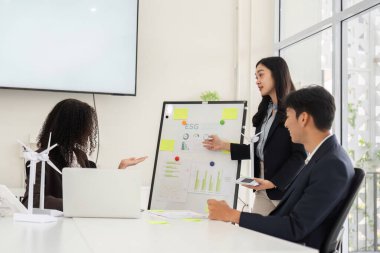 Bağlayıcı bir takım toplantısında, bir üye ESG uygulamaları hakkında içgörüler sunarak, çevre savunuculuğuna yönelik farkındalığı destekliyor.