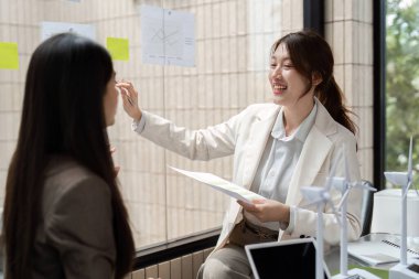 Yetenekli profesyoneller organizasyonlarında sürdürülebilirliği artırmak ve çevre dostu uygulamaları desteklemek amacıyla stratejiler keşfederken, dinamik bir konuşma gözler önüne seriliyor..