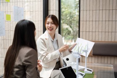 İşbirlikçi bir ortamda, iki uzman iş operasyonlarında sürdürülebilirliği desteklemek için yenilikçi çözümler üzerinde gerçek zamanlı geri bildirim ve fikirlerle strateji oluştururlar..