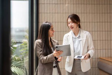 Modern bir ortamda, iki iş adamı sürdürülebilirlik girişimlerini geliştirmenin yollarını araştırarak, stratejilerinde çevre sorumluluğu ve işbirliğinin önemini vurguladılar..
