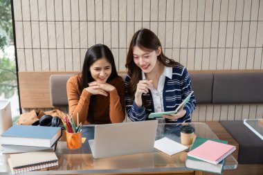 Dost canlısı bir ortamda, iki öğrenci çalışmalarına dalarken fikir ve içgörü alışverişinde bulunarak hem öğrenme hem de yoldaşlığı teşvik ediyorlar..