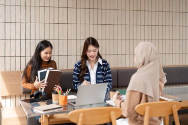 Bir hoş geldin kafe 'sinde, üç öğrenci öğrenimlerini tartışmak için bir araya gelir, ortak bilgi ve görevler yoluyla işbirliği ve ilhamı teşvik eder..