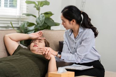 Teke tek bir seans sırasında, zihinsel sağlık uzmanı müşterilerinin elini nazikçe tutar, duygusal acıyı hafifletmek için şefkat ve anlayış sunar..