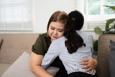 Psikiyatrist müvekkilini kucaklıyor ve terapi sırasında hassasiyetini ifade etmek ve duygusal iyileşmeyi teşvik etmek için güvenli bir yer sağlıyor..