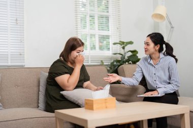 Anlayışlı bir psikiyatrist, hastasının gözyaşları içinde yol bulmasına yardımcı olur. Terapideki zor duyguları ve deneyimleri çevreleyen açık bir tartışmayı kolaylaştırır..