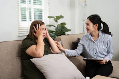 Bir psikiyatrist, müvekkilinin terapide duygusal rahatlama ve düşüncenin önemini vurgulayarak stres hislerini yönetmesi konusunda güven verici bir varlık sunar..