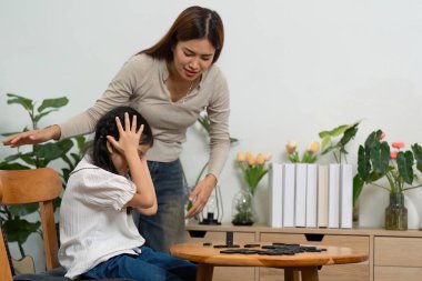 Bakıcı bir ev ortamında, bir anne, oyunculuk dolu bir anda kızına güven verir ve oyun sırasında zorluklardan ders almaya teşvik eder..