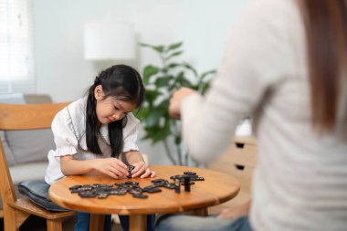 Düşünceli bir oyuna dalarken, genç kız, annesi onunla etkileşime geçip, bağlarını kuvvetlendirirken, dikkatini ve yaratıcılığını geliştirir..