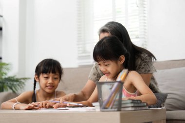 Sıcak bir yuva ortamında, bir büyükanne torunlarıyla çizim yaparak yaratıcılığı ve aile bağlarını teşvik eder..