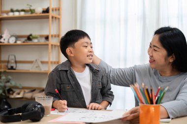 Bir anne ve oğlu çizim ve sanat aktiviteleriyle uğraşırken birlikte güzel vakit geçiriyorlar. Anne oğlunu cesaretlendirir. Öğrenmek için destekleyici ve eğlenceli bir ortam yaratır..
