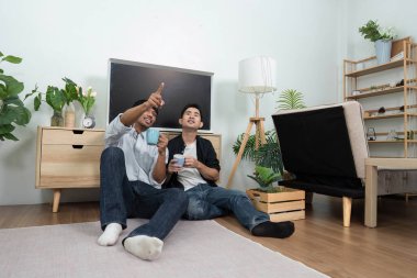 Sevgi dolu bir çift, sıcak, davetkar bir oturma odasında, en sevdikleri programda birlikte eğlenir ve muhabbet ederler..