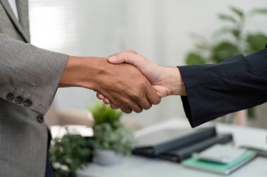 İş bağlamında resmi bir anlaşmayı ve karşılıklı saygıyı temsil eden bir el sıkışma..
