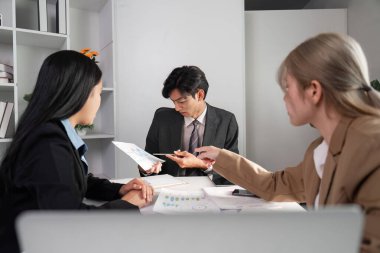 İş ekibi, modern ofis ortamında strateji ve fikirleri tartışan bir toplantıya katıldı..