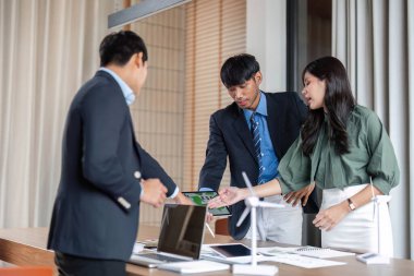 Profesyoneller, ofisteki yenilenebilir enerjiyle ilgili teknolojiyi incelerken ESG çözümlerine odaklanarak sürdürülebilirlik tartışmasında bulundular..