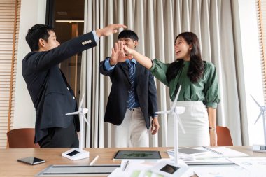 Profesyonel bir ekip ESG girişiminin başarısını sevinçle kutluyor ve olumlu bir iş yeri kültürü yaratıyor..