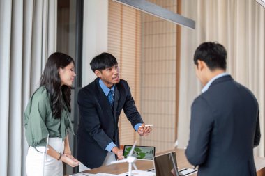 Profesyonellerin ESG stratejileri hakkında fikir alışverişinde bulundukları, işbirlikçi bir ortamda yenilenebilir enerji modelleriyle uğraştıkları bir sürdürülebilirlik oturumu.