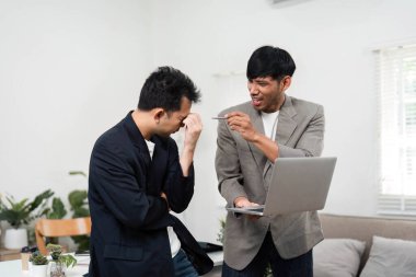 Modern bir ofis ortamında, iki meslektaşı proje başarısızlıklarını tartışırken gözle görülür şekilde hayal kırıklığına uğruyor, iş ortamlarında karşılaşılan zorlukları ve etkili iletişim gereğini vurguluyor.